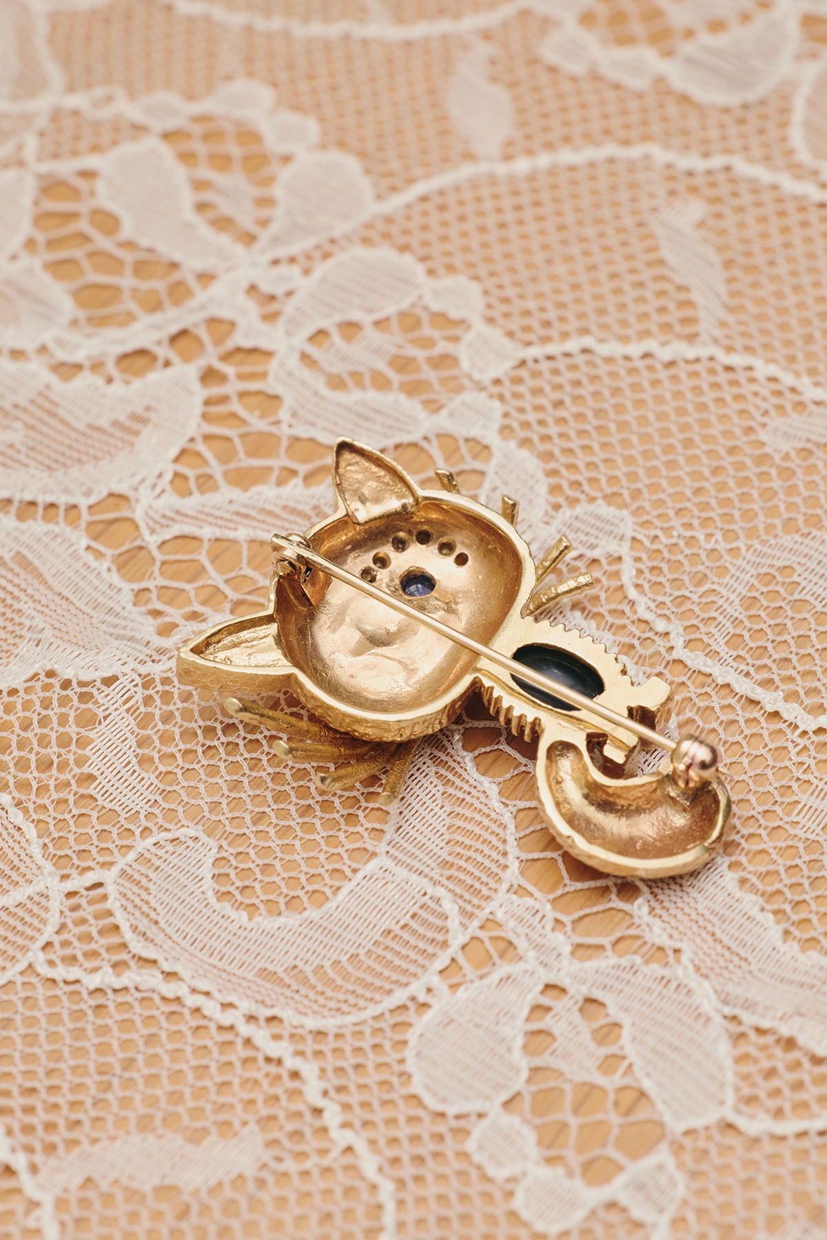 Du & Berry curated vintage - back view of 14K gold winking cat brooch/lapel pin 