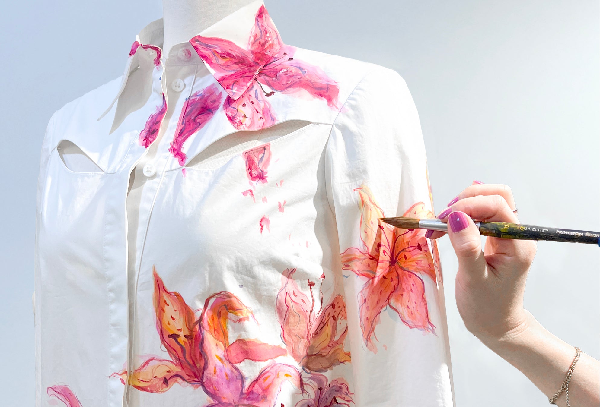 Lin Du painting and personalizing Du & Berry Du White Cotton Pleated Shirt