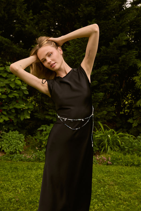 Du & Berry elegant black midi dress with sleeveless design and delicate waist chain detail